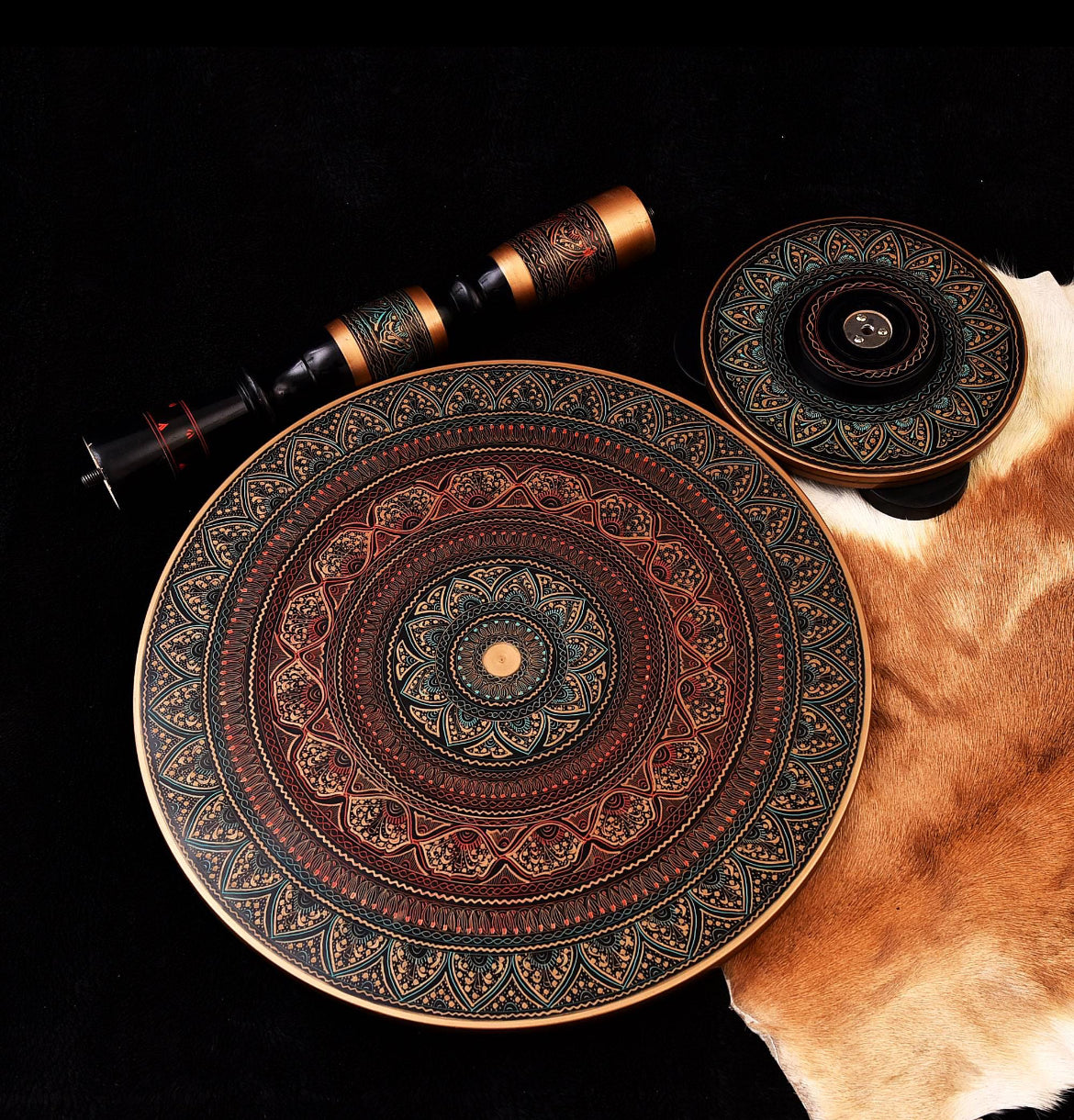 Ruvaé Kashmiri Zafran Table – Crimson Veil