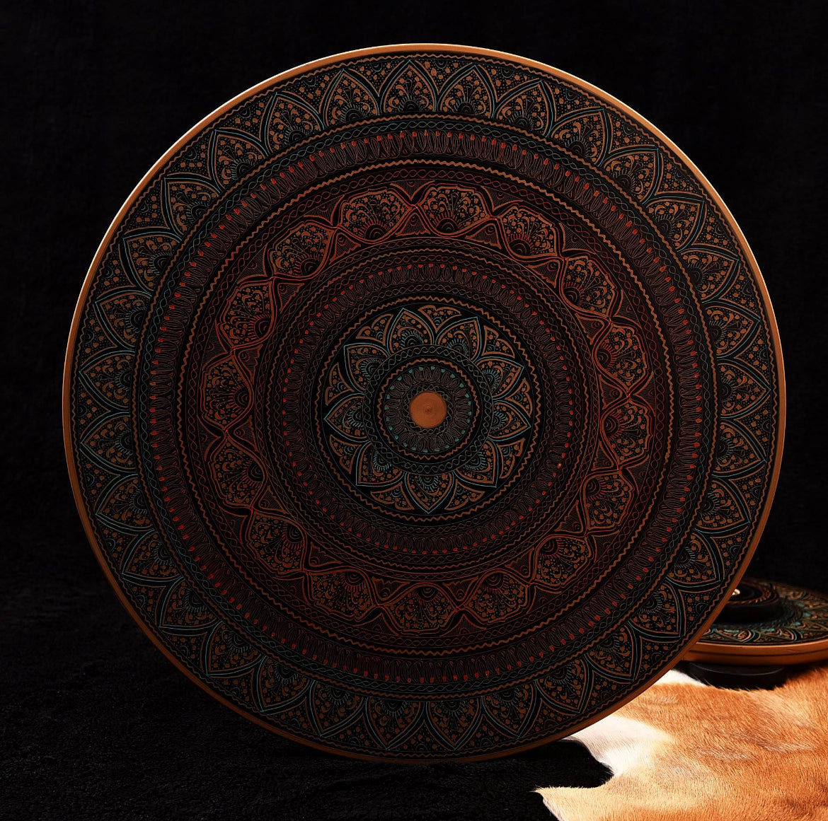 Ruvaé Kashmiri Zafran Table – Crimson Veil